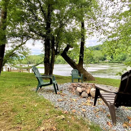 Barney'S Retreat- A Rustic Cabin Right On The River With Hot Tub!